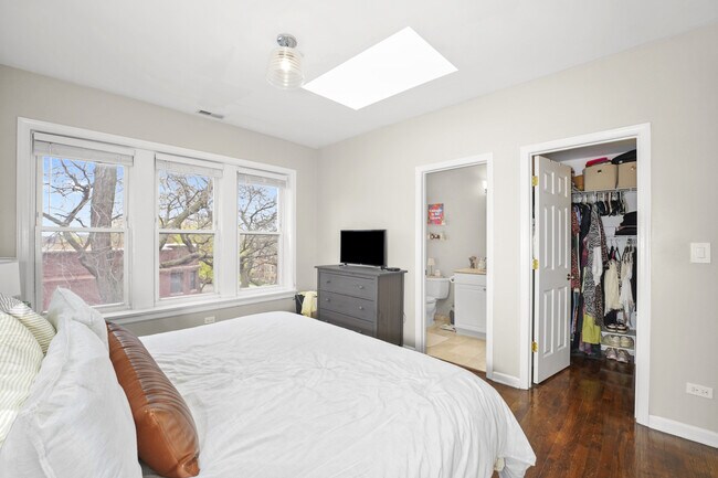 Building Photo - 4956 N Ridgeway Ave