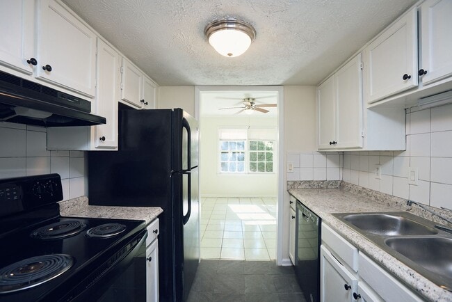 Building Photo - 2BR/2.5BA Townhome Gem with Fenced Yard, Fireplace & Bay Windows