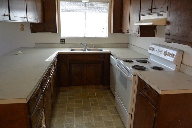 Building Photo - 2740 S Sallee Ct