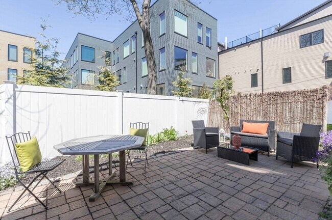 Building Photo - 622 E 2nd St