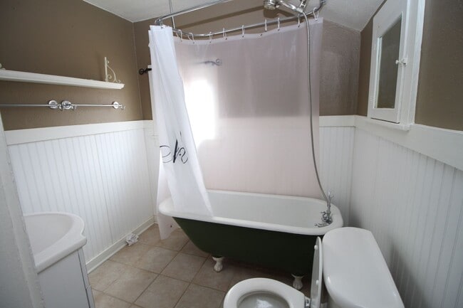 Building Photo - Adorable 3bdrm Downtown Bungalow.   Move in special----half off the first 2 months!!!!