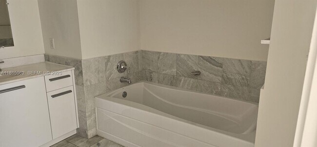 Building Photo - 1060 Brickell Ave