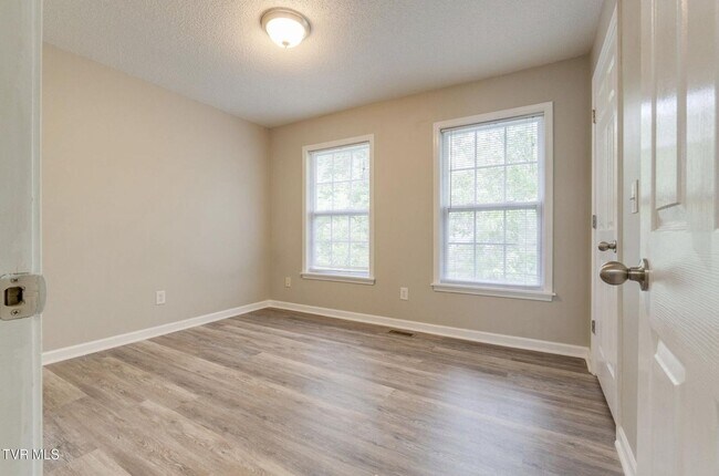 Building Photo - 2 Bdrm / 2.5 Bath, North JC - Minutes to ETSU, VA, JC Med Center