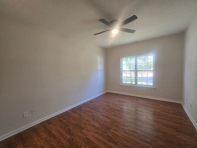 Building Photo - Super Cute Renovated End-Unit Loft Townhome in Arbor Creek!