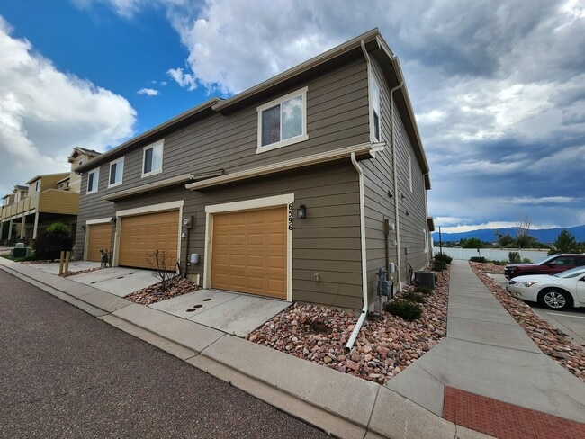 Building Photo - Quiet 2 bed 3 bath home in the 80923 area!!