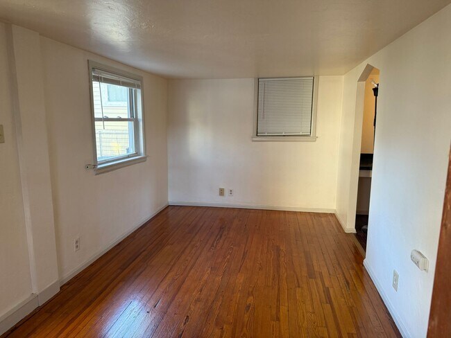 Building Photo - Charming 1 Bedroom Cottage with Bonus Room...