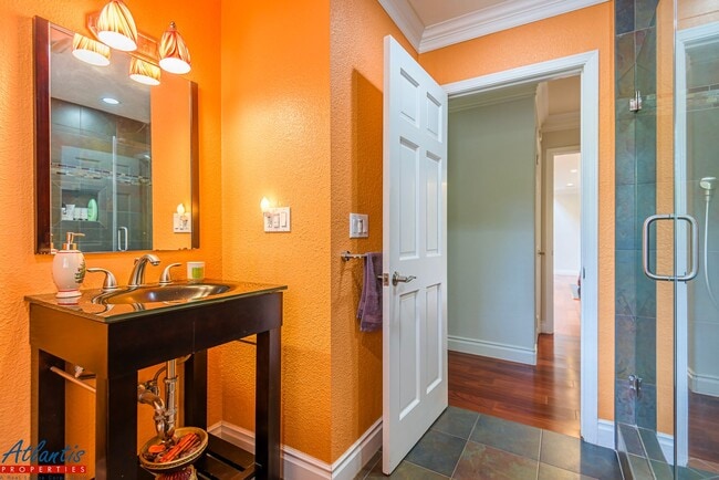 Building Photo - Stunning Home | Desirable Neighborhood | D...