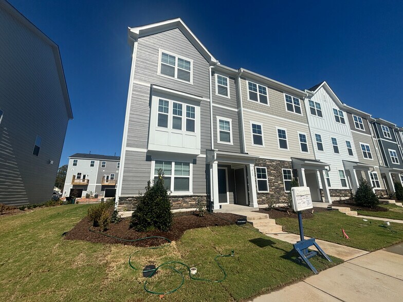 Building Photo - Room in Townhome on Carolina Spgs Blvd