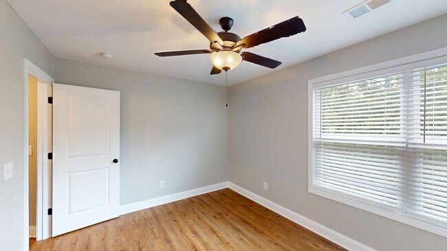 Building Photo - Black Friday Special Available- 2 Bed/2.5 ...