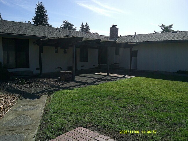 Building Photo - 390 S Almond St