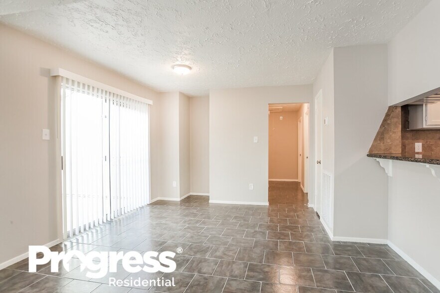 Building Photo - 3915 Vineyard Dr