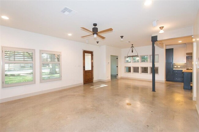 Building Photo - 610 W Live Oak St