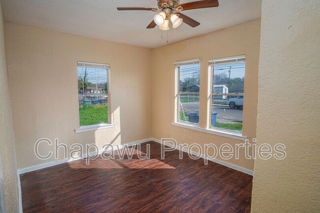 Building Photo - 819 Larry St