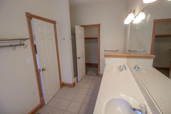 Building Photo - 1420 Bradford Dr