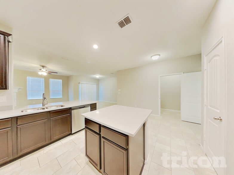 Building Photo - 215 Saddlebrook Ln