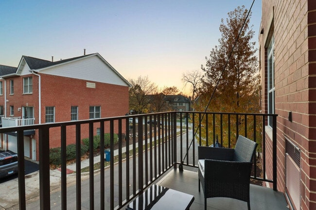 Building Photo - 256 N Addison Ave