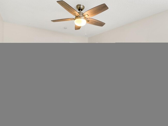 Building Photo - 544 W 17th Pl