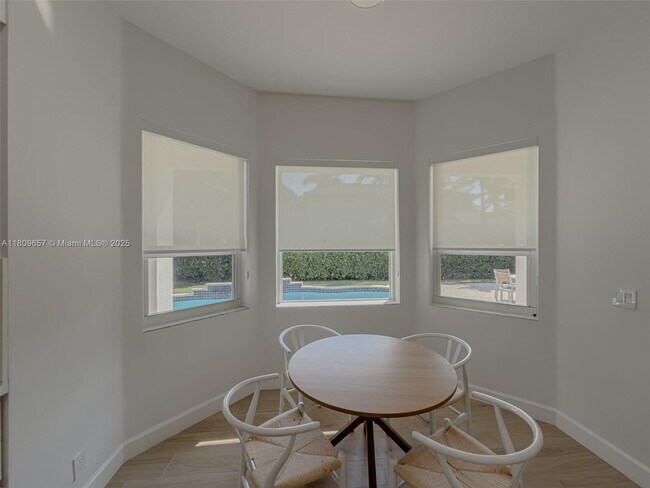 Building Photo - 2556 Jardin Manor