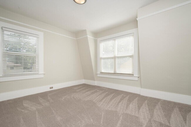 Building Photo - 34 10th Ave