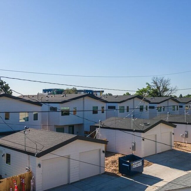 Building Photo - 4bd Rental Duplex! Private Yard, Garage, C...