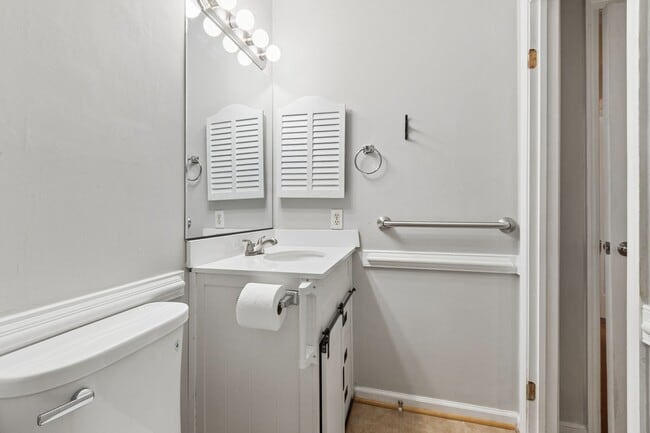 Building Photo - Move In Ready Brick Ranch in VB!