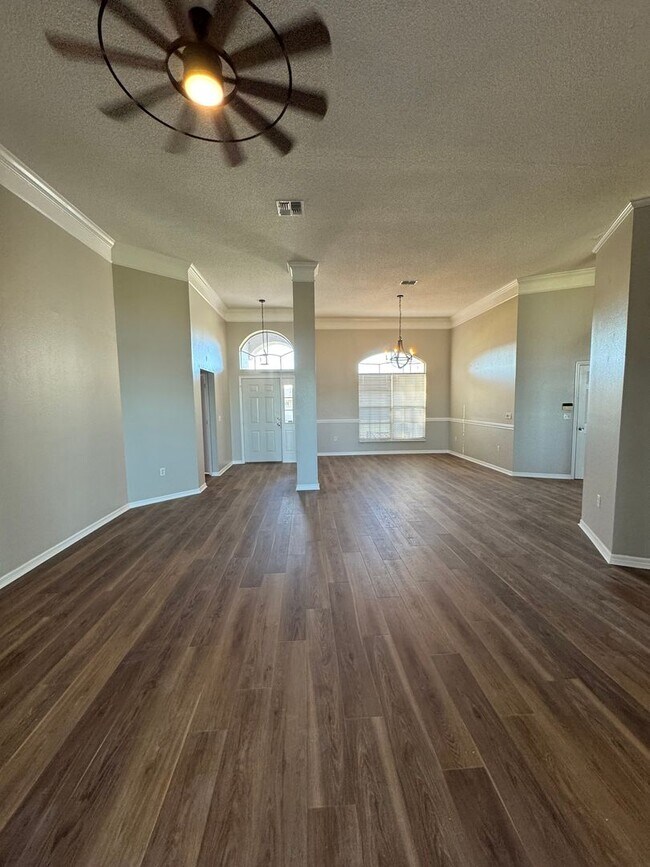 Building Photo - LakeFront Home in Haines City. Lawncare  Included