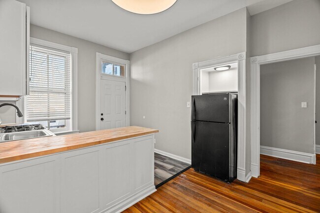 Building Photo - Extremely Spacious and Bright 2-Bedroom Apartment on Cherokee Street