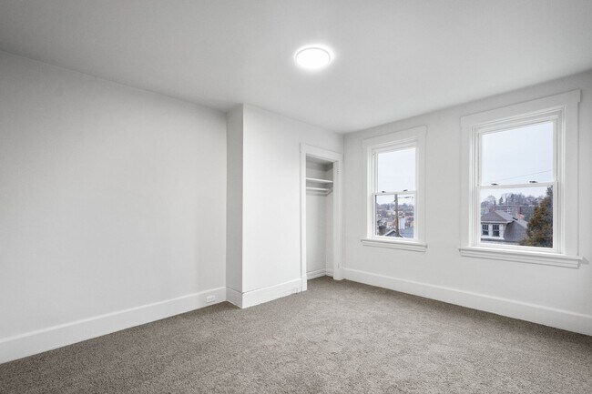 Building Photo - Stunning 4 Bedroom home in Carrick available May 15!