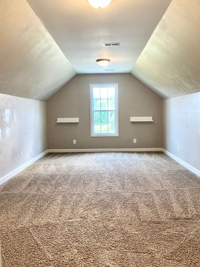 Building Photo - 5 Bedroom 3 Bath Hubert Home for Rent