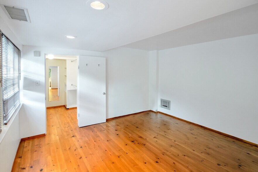 Building Photo - 9862 Easton Dr
