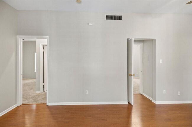 Building Photo - 712 Graham Pl