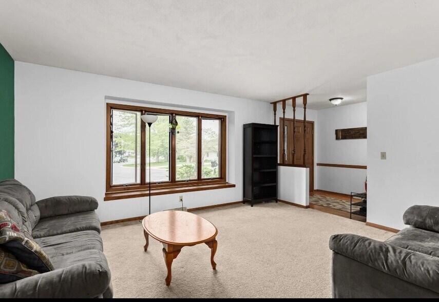 Building Photo - 704 Meadow Ct