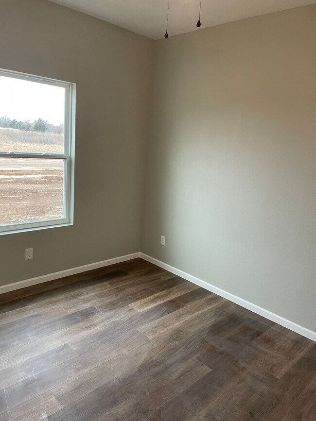 Building Photo - 4 bed 2 bath 2 Car Garage