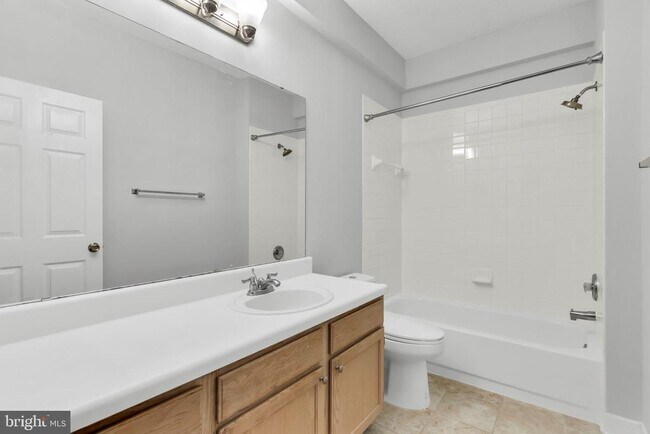 Building Photo - 1701 Lake Shore Crest Dr
