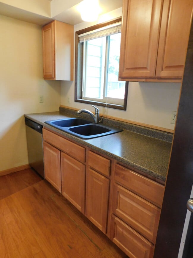Building Photo - Beautiful 2 Bedrrom, 1.5 Bathroom Condo