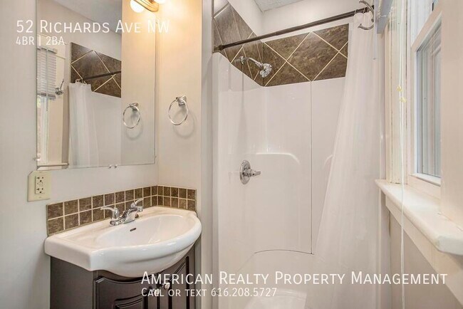 Building Photo - 52 Richards Ave NW