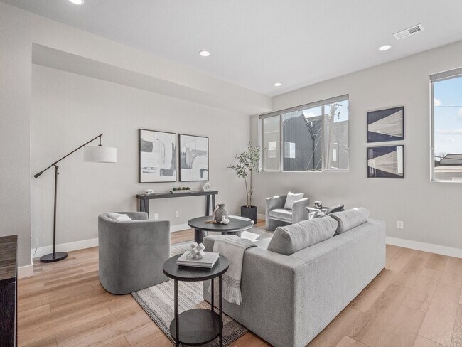 Building Photo - Modern Townhome with Mountain Views in One...