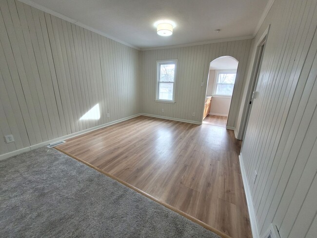Building Photo - 2 Bedroom Rental Home with mudroom and spa...