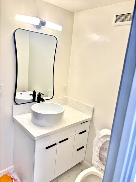 Building Photo - 780 Amana St