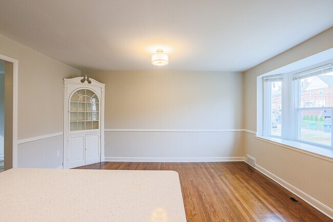 Building Photo - 3 Bedroom Complete Rehab