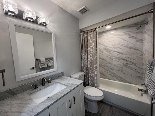 Building Photo - 5262 Wedgewood Ln