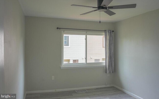 Building Photo - 8622 Village Square Dr