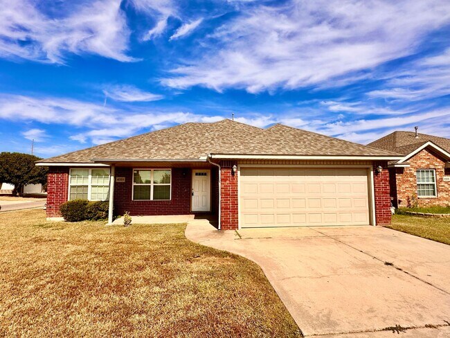 Primary Photo - Newer 3 Bedroom off I-240