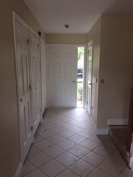Building Photo - B11 Stonehedge Dr