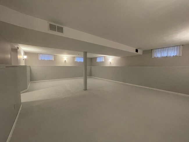 Building Photo - Three Bedroom Home in Richland