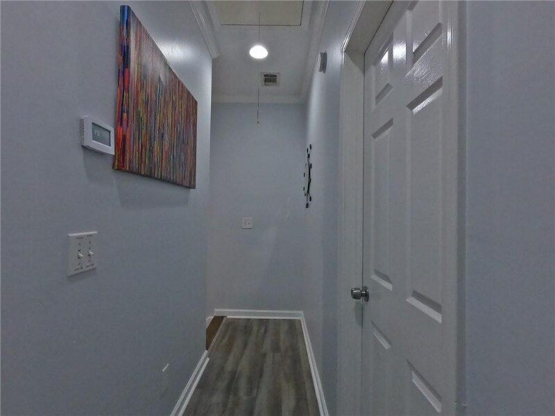 Building Photo - 633 Parsons St SW