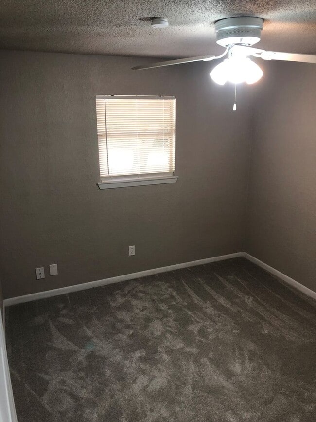 Building Photo - Hewitt Texas 3 Bedroom