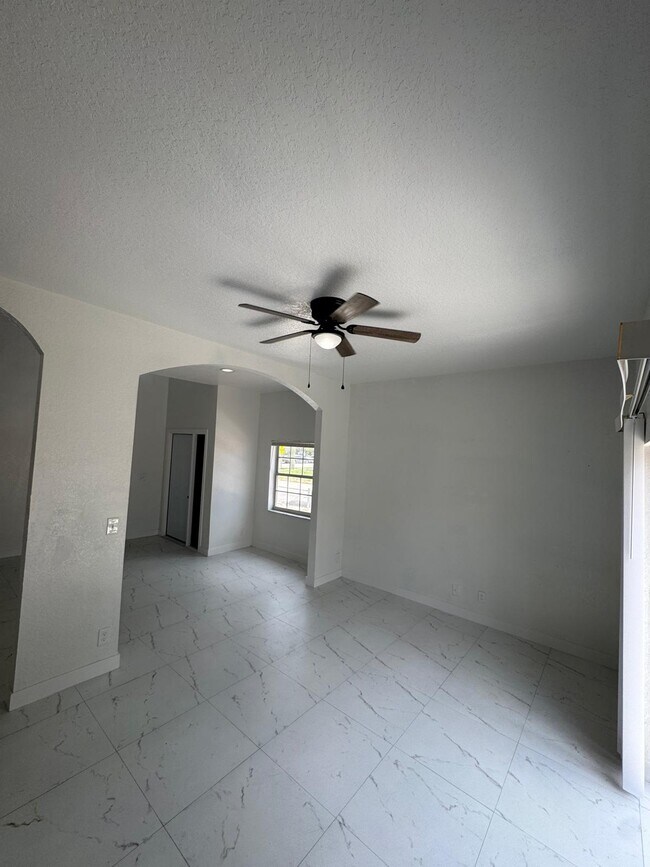 Building Photo - 890 NW 25th Ave