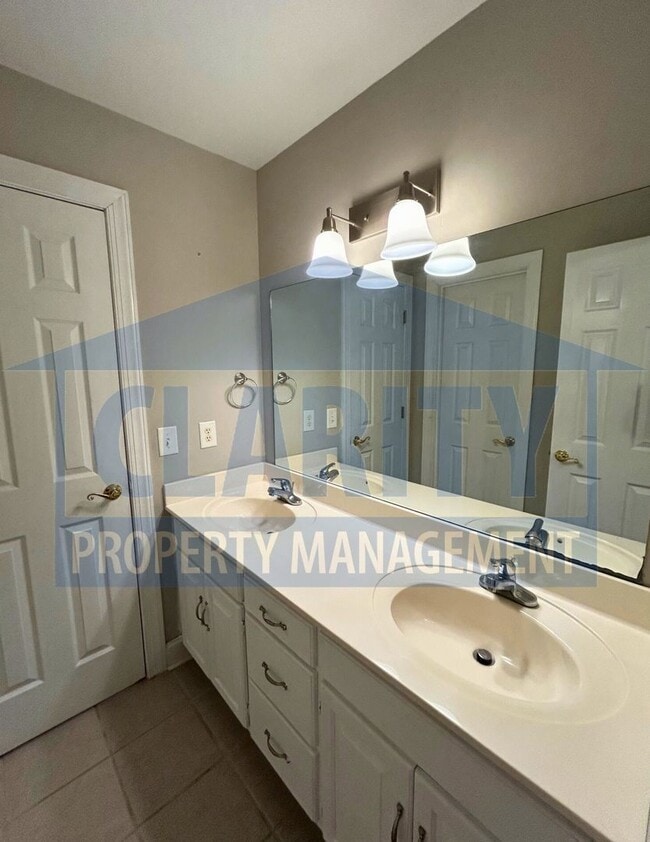 Building Photo - Beautiful three bedroom home in North Clev...