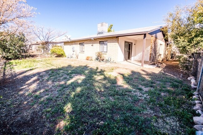 Building Photo - Welcome to this delightful 3-bedroom, 2-ba...